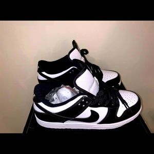 Nike low dunks with nike socks